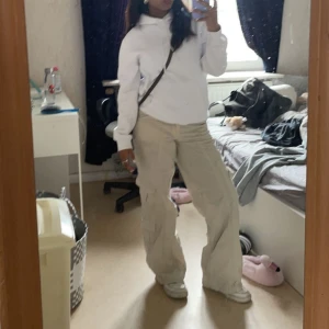 Urban Outfitters low waist cargos - Beiga y2k cargo byxor ifrån Urban Outfitters. Storlek S och är ganska stretchig i midjan. Bra i längden för mig som är 154 cm, skulle rekommendera till någon från 150-160 cm. Köptes för 500kr ungefär (vet inte riktigt fick de som present). ✨