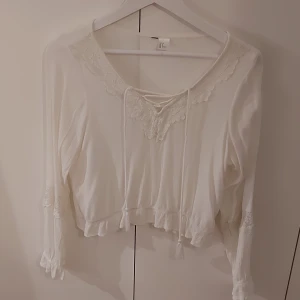Topp  - Topp med spetsdetaljer
