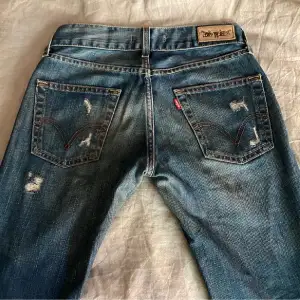 Jättefina lågmidjade blåa Levis jeans. Modellen är ”eve” och midjemått 37 cm, inneben 80cm. Säljer då de var för små för mig. Föredetta säljarens bilder! 