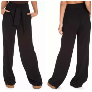 NLY Trend - svarta paperback waist pants - vida byxor/kostymbyxor - Svarta vida byxor med hög midja. Paperbagmodell men skärpet/bandet är avtagbart. Från NLY Trend. Så snygga och användbara. Rätt loose i modellen och kan passa större storlekar också beroende på hur man vill att de ska sitta. Bara använda ett par gånger.