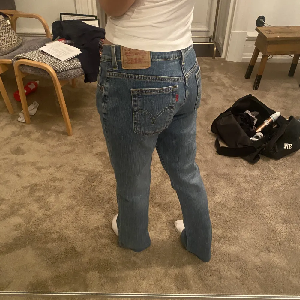 Snygga lågmidjade jeans från levis, passar mig perfekt i längden som är 162🖤 Säljer pga lite stora i midjan! står inte storlek men skulle säga att det passar 36-38/S. Jeans & Byxor.