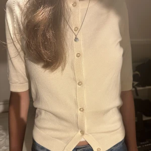 Trekvartsärmad kofta   - Säljer denna fina koftan från zalando då den tyvärr inte kommer till användning längre. Den är i nyskick och har inga defekter💕