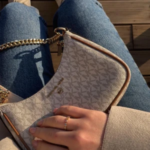 Michael kors bag - Super fin chain pouchette Michael kors bag! Använder fåtal gånger i nytt skick! Köpt för 1899kr,  säljer den 999kr. 
