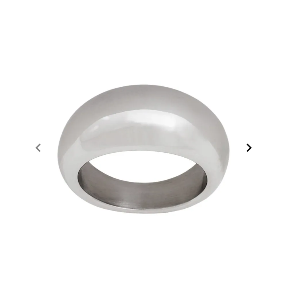 Säljer denna ringen i storlek s (16,8mm) pga lite för stor, ÄLSKAR den annars, köpt för 350 säljer för 200 pga helt ny!!  . Accessoarer.