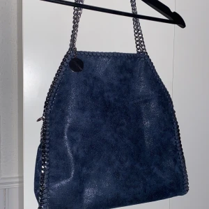 Stella Mccartney liknande väska - Säljer min älskade Stella Mccartney liknande väska då jag vill ha en svart, haft den i ca 1,5år men den är sparsamt använd och har inga defekter. Köparen står för frakten💘 Tar emit bytes🥰