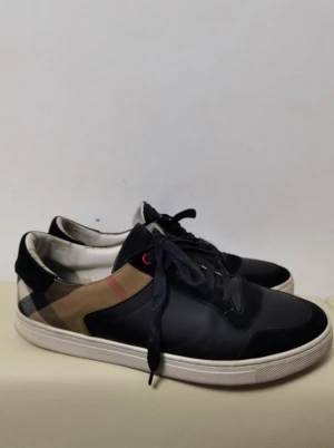 Burberry skor  - Säljer dessa asfeta burberry skorna för dom passar inte längre, 45 men passar 44 också. Fint skick, tyvärr inget og kvar men man kan legit checka dom innan såklart👍🏼