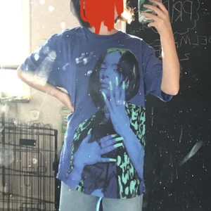 Billie tröja  - Säljer denna långa tröja köpt på hm. Använde typ 3 gånger. Passar om man vill ha oversized som s men den passar nog m också.