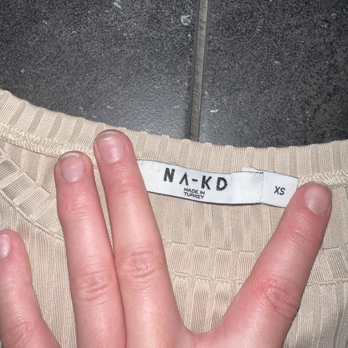 Beige topp med öppen rygg  - 91