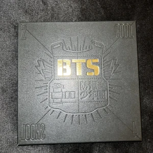 BTS album 2 cool 4 skool - 2 cool 4 skool   I okej skick, kantstött på vissa ställen, själva albumet är lite snett, INGA PHOTOCARDS  100kr + frakt