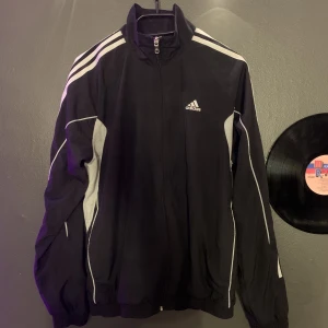 Adidasjacka - Vårjacka/träningsjacka Adidas. Passar xs-m
