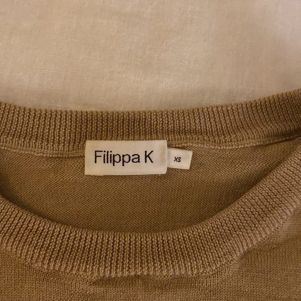 En tunn långärmad brun stickad tröja från Filippa K i storleken XS. Aldrig använd och bra skick. . Stickat.