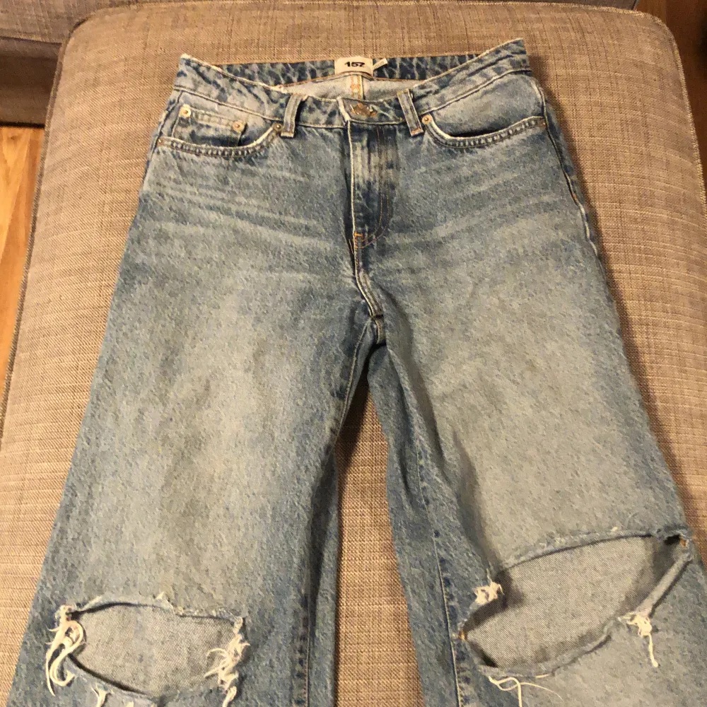 Mid waist jeans med hål på knäna, dem är i stl. XS och dem passar mig som är 160-165! Skriv om du undrar något❤️❤️. Jeans & Byxor.