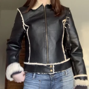 Vintage shearlingjacka - Så najs svart skinnjacka med päls inuti, från Hennes alltså vintage H&M! Står stl 10 vilket jag skulle säga motsvarar en S 💞