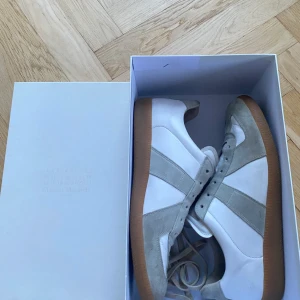 Maison Margiela Replica GATs - Maison Margiela skor i kalvskinn och mocka. Fint skick men skulle behöva en rengöring så är dom som nya. Storlek 44.5