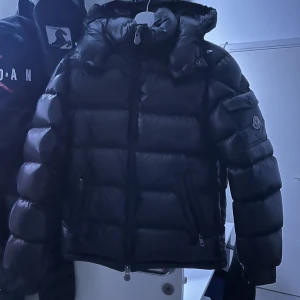 Moncler jacka strl S - Moncler Jacka köpt på Care of Carl för 11099. Riktigt snygg och perfekt passform. Strl 1 på hemsidan. Använd i ett år men e som ny. Har en ny jacka. Pris går att diskutera.