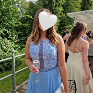 Balklänning  - Säljer min balklänning från Remanns! 🥂✨Använd en gång.  Strl M. Uppsydd för mig som är ca 170 cm + klackar. Nypris: 3500 kr