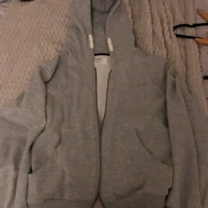 Kofta - Säljer denna kofta med dragkedja ifrån maroy i storlek xs, 60+frakt 