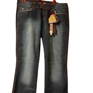 blend jeans  - Hel nya, prislapp finns kvar! Riktig snygg o y2k men för stor för mig🥲! Midjemått r 43 ( enda sidan) dm för flera bilder