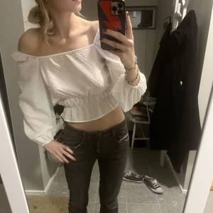 blus - går att ha armarna både uppe o nere på axlarna !