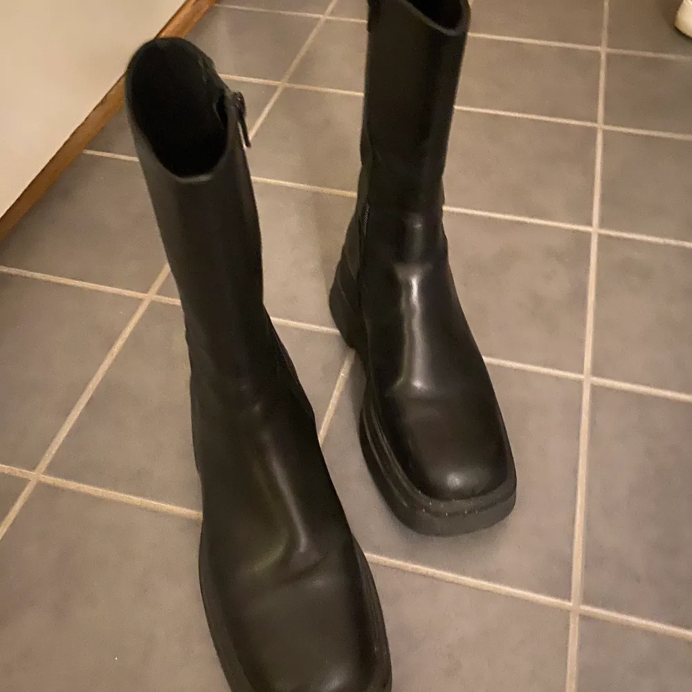 Superfina och bekväma Boots från Vagabond Använda enbart 3 gånger Säljer dom av den anledningen att jag helt enkelt inte använt dom såpass mycket som jag velat, och därför hoppas på att någon annan kan unna sig ett par nya snygga boots🥰👍🏼 Nypris : 1595 kr. Skor.