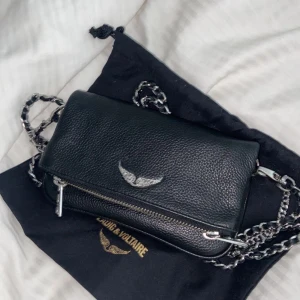 Zadiq voltare Väska💘 - Säljer min zadiq voltaire väska då den ej kommer till använding, köpt för 2195kr och säljer för 999kr!! Den är använd ca 5 gånger, Hör av er för mer information💘 Pris kan diskuteras vid snabb affär💘