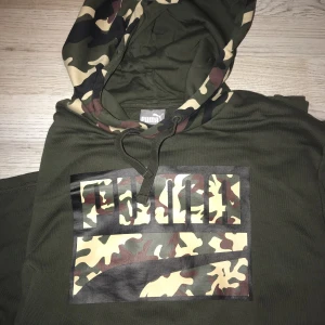 Puma hoodie - Superfin Puma kamouflage hoodie. Knappt använd och aldeless för liten för mig nu, superfin present till barnet kanske??  (Tar ändast upphämtning/mötande) Hör gärna av er vid frågor :)  Mvh Frog