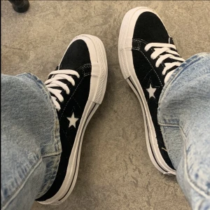 Converse - Låga Converse one star, alla bilder är mina egna. (Skick är som sista bilden men skorna rengörs innan de skickas iväg). Köpta för 3 år sen men bra skick. 