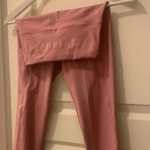 Tränings byxor  - Dem är från better bodies och and ledningen att jag inte vill ha dem är för att jag har för många tränings byxor! Dessa byxor är bekväma och har fickor som knappast syns det ser mer ut som en snygg detalj 😻