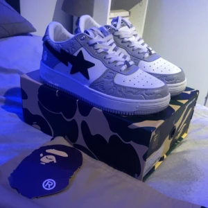 A BATHING APE BAPE STA M2 WHITE ASH - Säljer ett ett par riktigt feta bapestas namn ”A BATHING APE® BAPE STA M2 WHITE ASH EMBOSSIN Säljer då dom var lite för små för mig Använt kanske 2-3 gånger med creaseskydd Allt og ingår  Tygpåse,box etc Tänkte mig runt 3000kr Kan även tänka mig byte