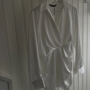 Vit sommarklänning strl S - En vit sommardröm som passar perfekt till sommarfiranden! Köpt från Zara i sommras. Aldrig använd pga fel storlek. 