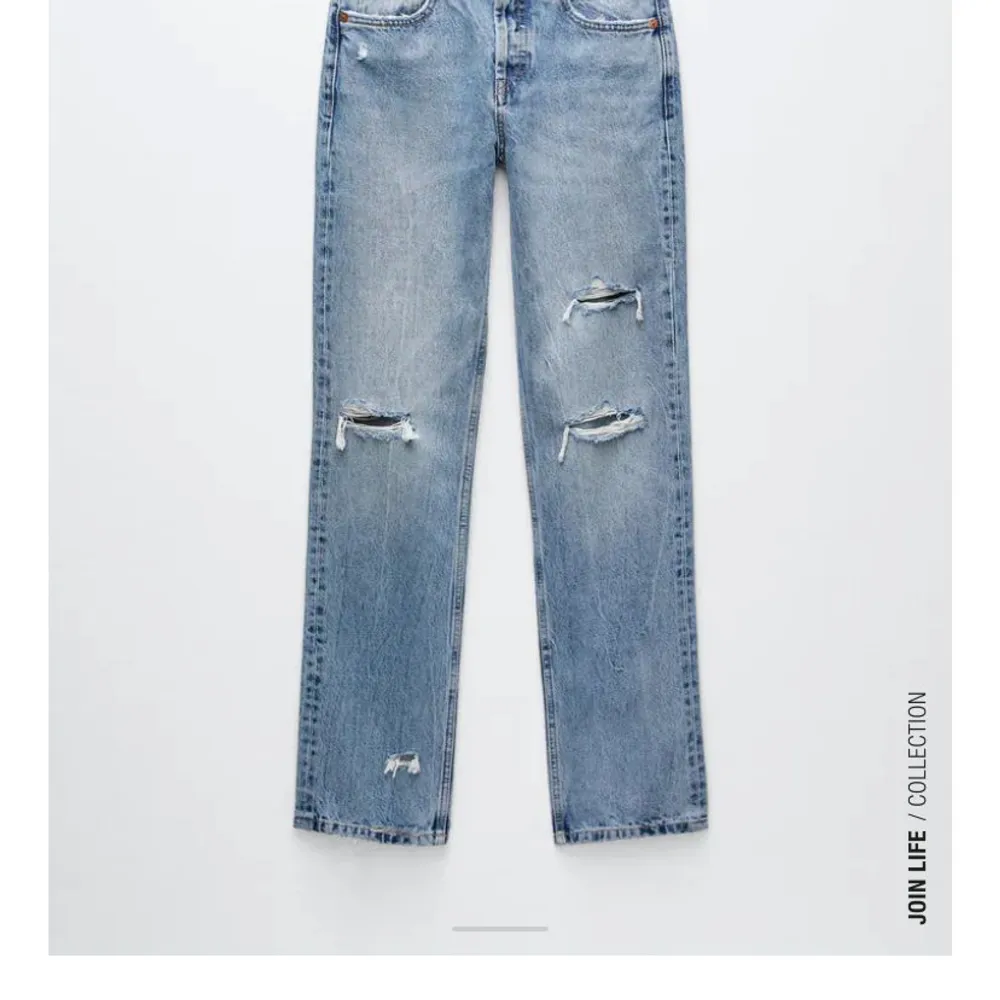 Jeans från zara, den vanliga straight modellen på zara fast med slitningar! Skriv för fler bilder!. Jeans & Byxor.