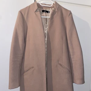 Nude kappa - Kappa i nude/rosa färg storlek 36.  Köpt från missguided som inte passar mig längre. Mycket bra skick. 