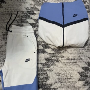 Nike Teech - En väldigt fin blå Nike Teech till salu nu som är i jätte bra kvalitet och det finns inga fläckar på den eller något liknande. Priset på den här dressen är 800kr. Skicka ett meddelande till mig om det är något du undrar över så svarar jag så fort jag kan💫