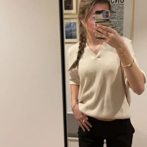 Stickad t-shirt - Jättesköna och snygga stickade t-shirtar från Stories. Nästan oanvända. Finns i svart och beige. En för 50 eller båda för 80.🖤🤍