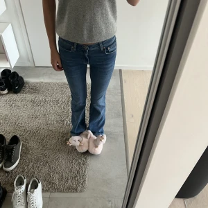 Blåa bootcut jeans - Säljer dessa så fina mid/low waist bootcut jeans. Super fin blå färg speciellt nu inför vår och sommar! Endast använd vid ett tillfälle så i princip helt nya! ❤️