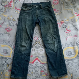 Gant Jeans - Gant. Straight leg lite low Waits. Använd. Liten skada på utsidan av högra fickan samt ett hål. Skriv för mer bilder. Kan sänka vid snabb affär o köpare står för frakt 📦 