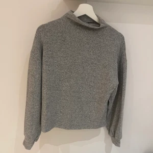Gina Tricot Turtleneck - Gina Tricot Turtleneck som inte passade mig men är väldigt fin och är skön. Färgen är grå och storleken är S. Nypris: 350