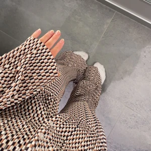 Plisserat set - Säljer detta set ifrån H&M då de är lite för stort på mig. Supercoolt verkligen!! Aldrig använt😍 har byxorna både i S (prislapp kvar) och i XS. Tröjan är i XS. Skriv vilken storlek du vill ha på byxorna!❤️