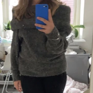Off shoulder top  - Säljer denna fina stickade off shoulder top ifrån H&M❤️❤️ storlek XS❤️❤️