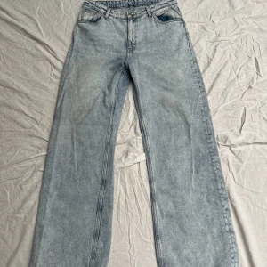 Monki ”Yoko” jeans - Ljusblåa byxor från monki, finns fläckar där bak på nedre delen av byxorna (se bilder).