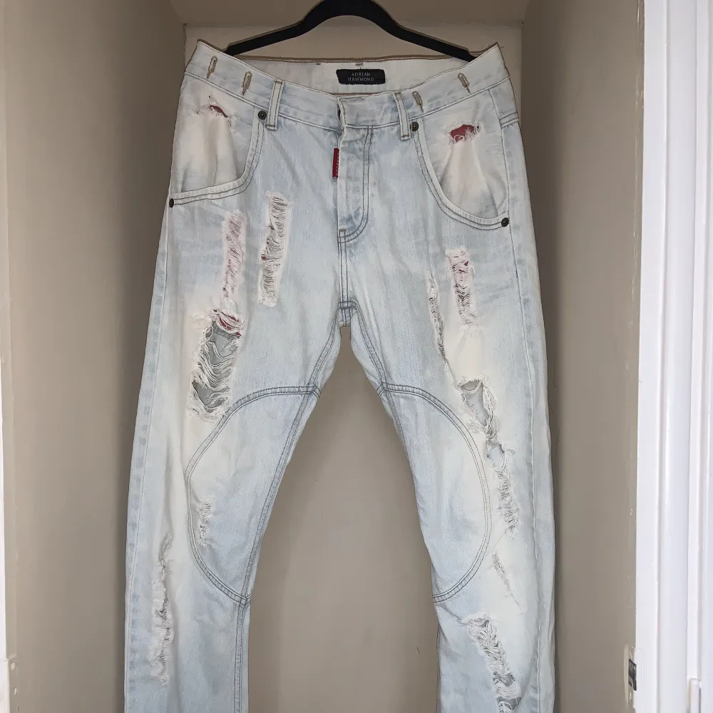 Adrian Hammond Jeans Ripped Jeans. Style: Dixon Ljus blå/vit färg. Oanvända och hela. Köparen står för frakten.. Jeans & Byxor.