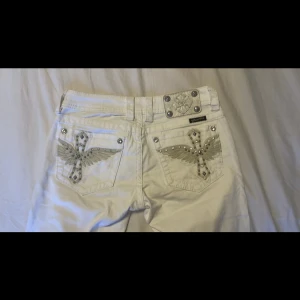 Miss me jeans  - Fina vita Miss Me jeans. Aldrig använda. Storlek 27 och sitter bra på mig som brukar ha storlek s/m. Priset kan diskuteras. 💗500kr+ frakt. 