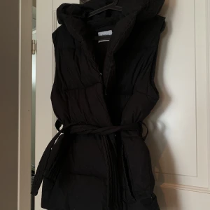 Trendig väst från bershka - Superfin svart väst från Bershka, storlek XS-S. Omtalad & slutsåld!