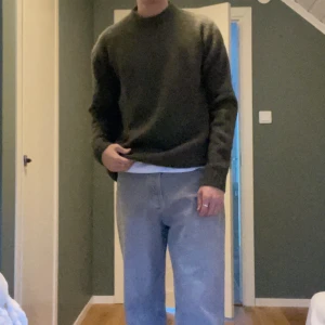 Stickad tröja Zara - En stickad tröja från Zara! Aldrig använd då jag köpte den på rea för 400kr och tyckte om den i båset och när jag kom hem kändes den för stor. Storlek L, jag är 186 cm och brukar ha large eller medium 