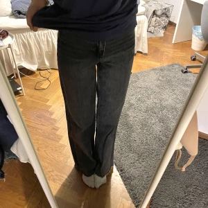 Jeans - Långa jeans från Zara. Jag är ungefär 169 och de når ner till golvet på mig.
