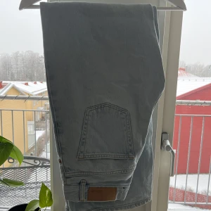 ljusblåa jeans - ett par ljusblåa jeans från Junkyard i bra skick! 