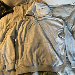 Snygg grå hoodie! Size M. Kondition 10/10 aldrig använts. Pris: 150kr