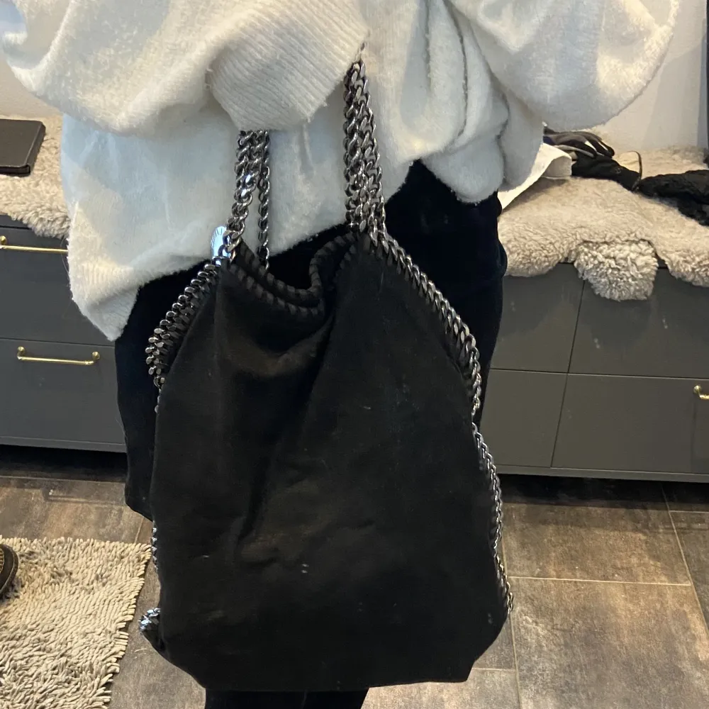 Säljer min fina Stella McCartney väska! Den är i bra skick och har används i drygt 1 år🥰 fler bilder finns! Den är köpt på en secondhandbutik i Stockholm som säljer designer kläder och väskor och har äkthetsgaranti på alla sina varor. Dufflebag medföljer🥰. Väskor.