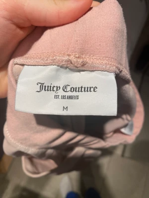 Juicy Couture byxor - Säljer min juicy byxor💕 de är i storlek  M men passar också S. Använda ca 2 ggr. 500+ frakt