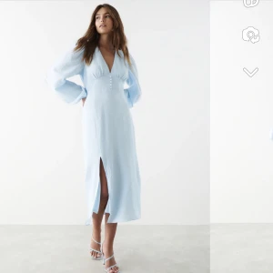 Klänning - Slutsåld klänning från ginatricot, slutsåld på hemsidan. Storlek 36🤍